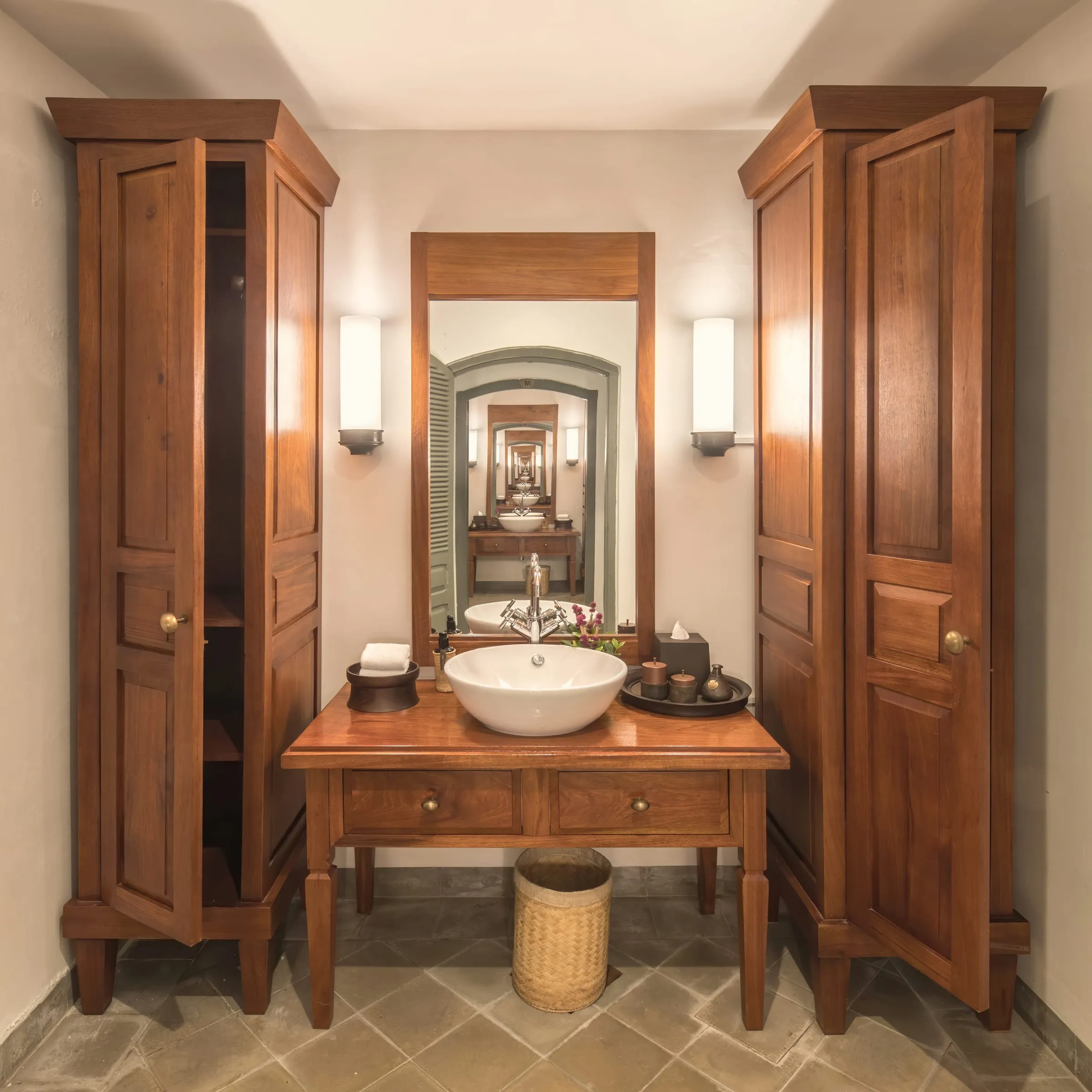 Lorong dengan cermin berbingkai jati, keping tegel lama dipasang kembali.